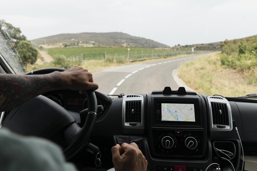 Como o Rastreamento e Monitoramento de Carros Reduzem Riscos na Estrada